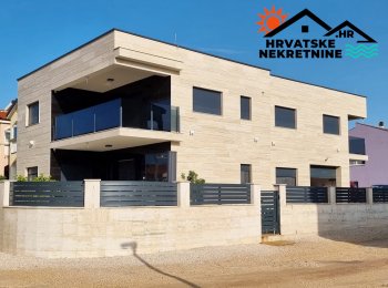 Luksuzna vila sa tri apartmana 50 metara od plaže