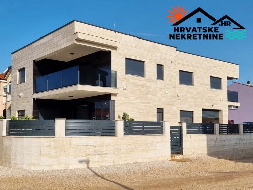 Luksuzna vila sa tri apartmana 50 metara od plaže