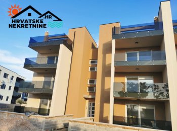 PRODAJE SE PENTHOUSE PAR METARA OD MORA U NINU.