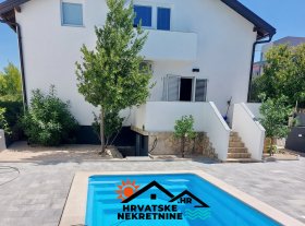 Obiteljska kuća sa bazenom u blizini plaže