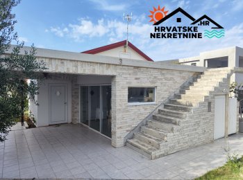 Kuća s mogućnošću dogradnje nedaleko od plaže