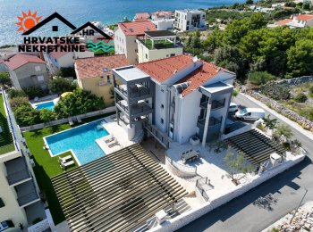 Veliki apartmani s bazenom uz more