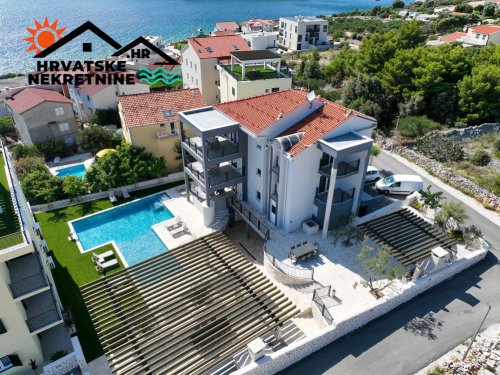 Veliki apartmani s bazenom uz more