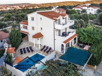 Kuća s bazenom i četiri apartmana uz more