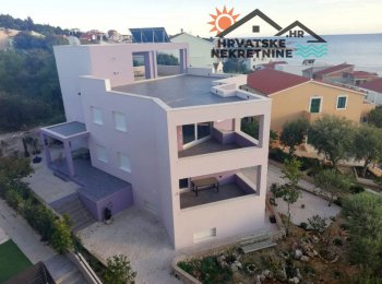 Luksuzna vila sa četiri apartmana uz plažu