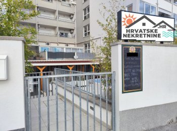 Kafić sa bazenom 120 metara od plaže