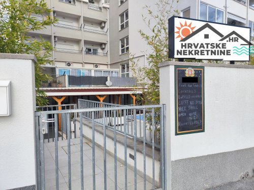 Kafić sa bazenom 120 metara od plaže