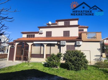 Apartmanska kuća s garažom i podrumom