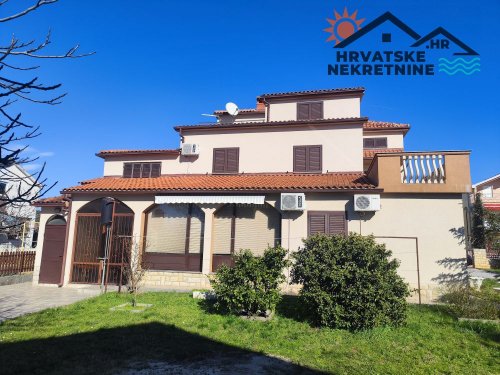 Apartmanska kuća s garažom i podrumom