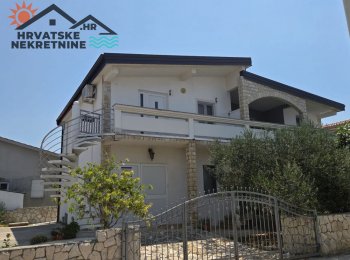 Kuća s tri stana, garažom i velikim zemljištem