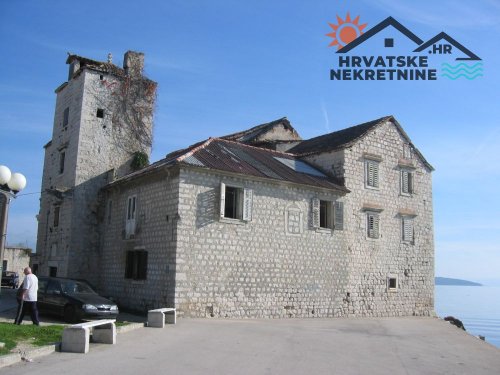 Palača na morskim liticama