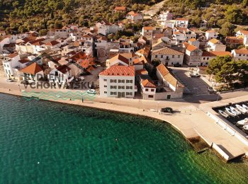 Apartmanska kuća s garažom u prvom redu 