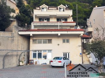 Apartmanska kuća s garažom u prvom redu 