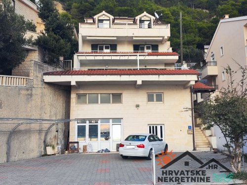 Apartmanska kuća s garažom u prvom redu 