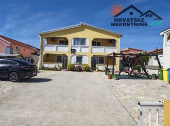 Kuća s pet apartmana i velikim dvorištem