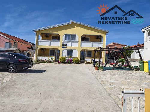 Kuća s pet apartmana i velikim dvorištem