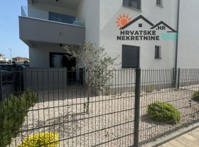 Apartman s vrtom 90 metara od plaže