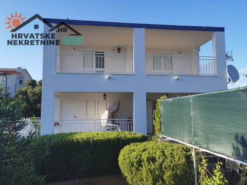 Kuća s tri apartmana u naselju Ražanj